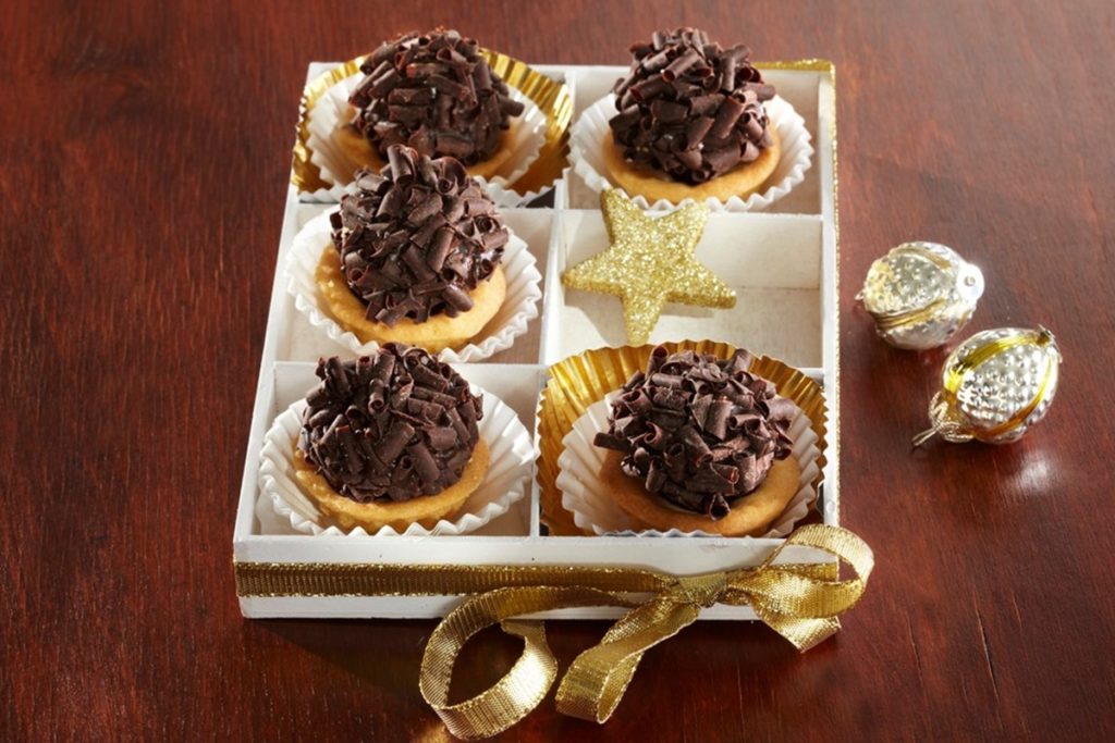 Mini tarte cu praline de ciocolată așezate într-o cutie