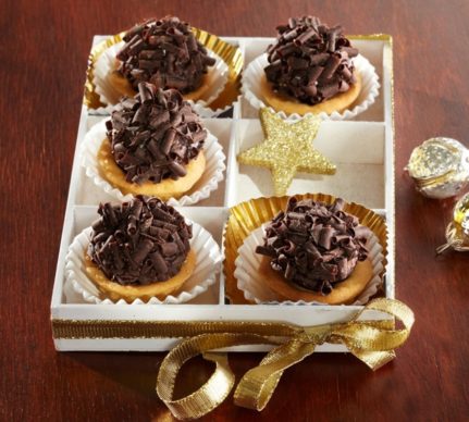 Mini tarte cu praline de ciocolată așezate într-o cutie