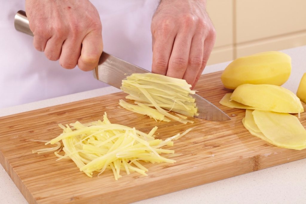 Pasul de feliere a cartofilor cu cuțitul