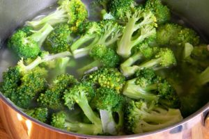 Broccoli în oală pentru fierbere