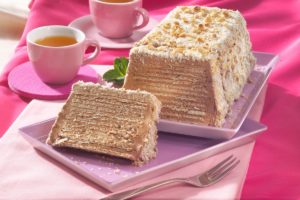 Napolitane cu cremă de cacao și nuci, secționate pe un platou