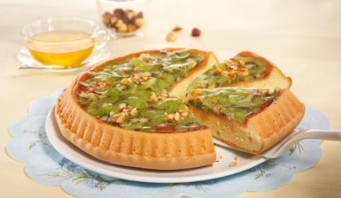 Pandișpan cu kiwi și gem de zmeură porționat pe platou