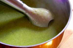 Pasul de pasare a ingredientelor pentru supă cremă