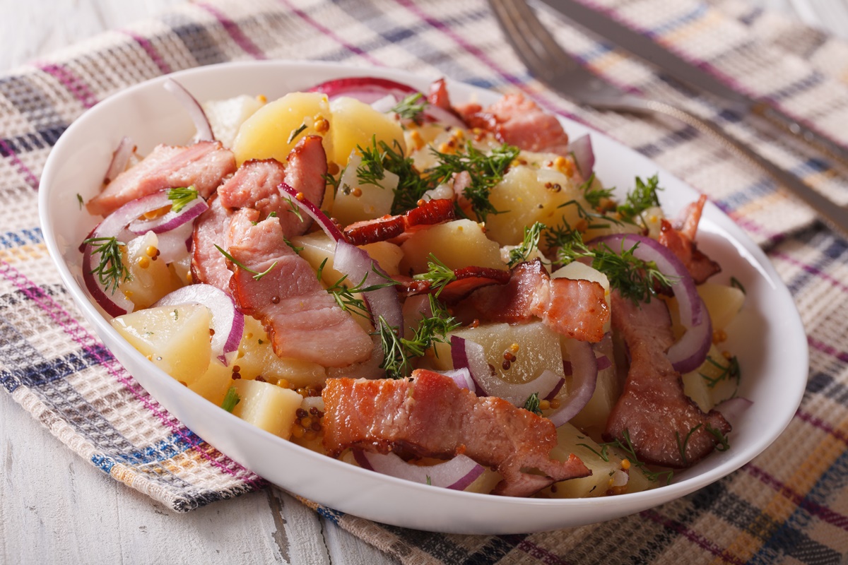 Salată caldă de cartofi cu kaizer și ceapă roșie