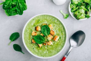 Supă cremă de broccoli cu spanac și crutoane în bol alb