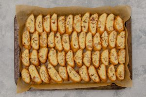 Biscotti toscani cu migdale sau Cantucci în tavă, pe hârtie de copt