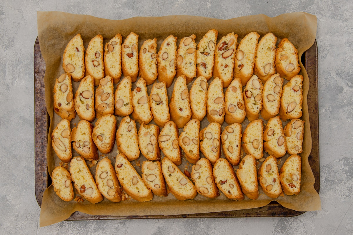 Biscotti toscani cu migdale sau Cantucci în tavă, pe hârtie de copt