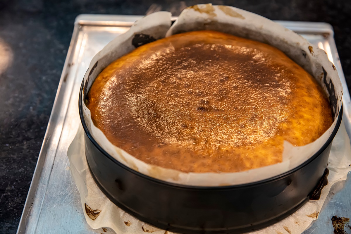 Basque burnt cheesecake în forma de copt