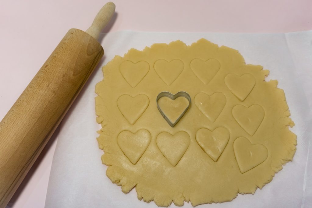 Pasul de decupare a biscuiților cu formă specială de inimioară