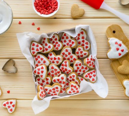 Biscuiți cu glazură albă și inimioare roșii