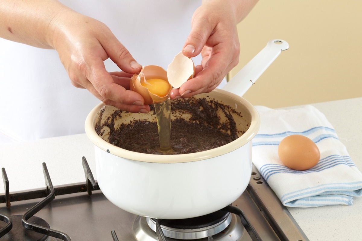 Adăugarea oului peste crema de mac