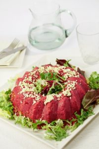 Terină guguluf din cartofi cu sfeclă roșie decorată cu brânză și frunze de salată