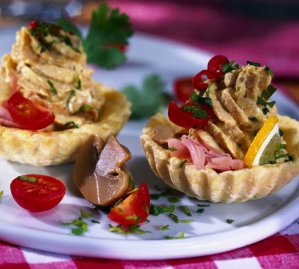 Mini tarte cu pastă de ciuperci și șuncă, decorate cu roșii cherry și felii de lămâie