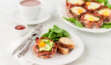 Ouă ochiuri în cuib de bacon cu spanac, ciuperci și mozzarella, servite cu pâine și ceai