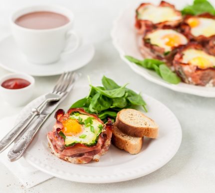 Ouă ochiuri în cuib de bacon cu spanac, ciuperci și mozzarella, servite cu pâine și ceai
