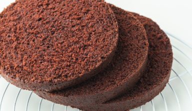 Trei secțiuni de blat umed de tort cu ciocolată