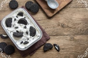 Caserolă cu înghețată cu biscuiți Oreo