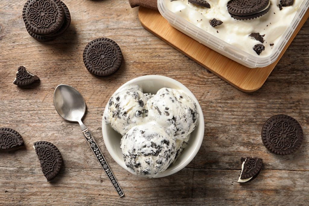 Înghețată cu biscuiți Oreo în bol și în caserolă