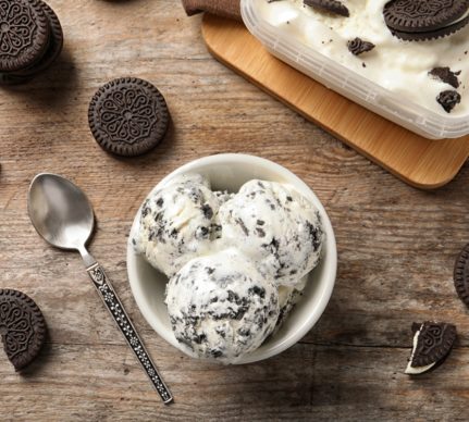 Înghețată cu biscuiți Oreo în bol și în caserolă