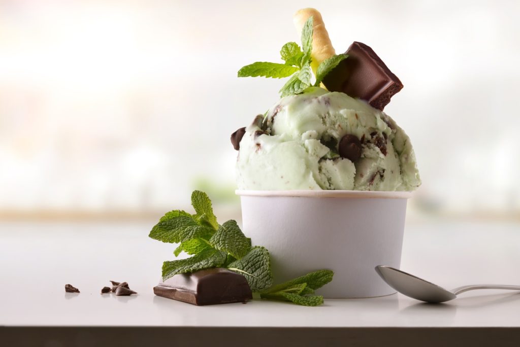 Înghețată de mentă cu ciocolată în bol alb