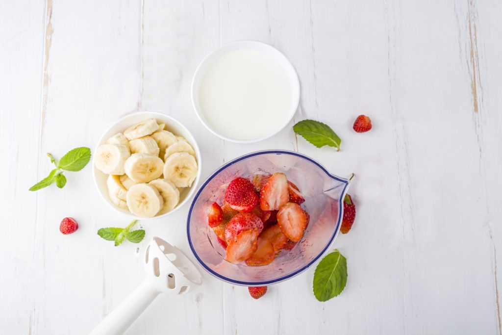 Ingrediente pentru înghețată de căpșuni cu banane