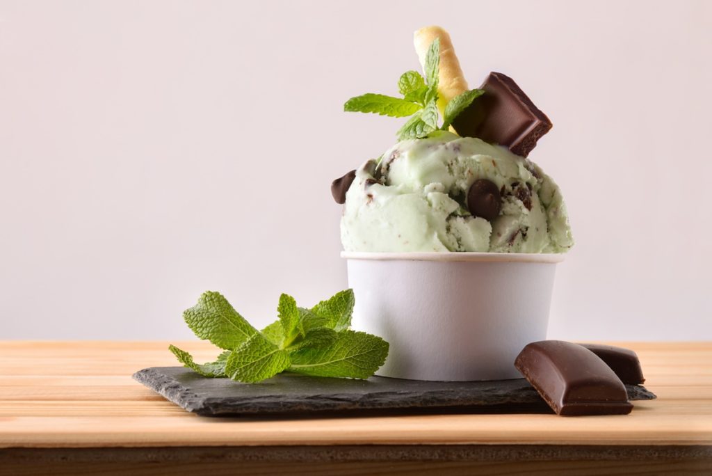 Înghețată cu ciocolată și frunze de mentă în bol alb