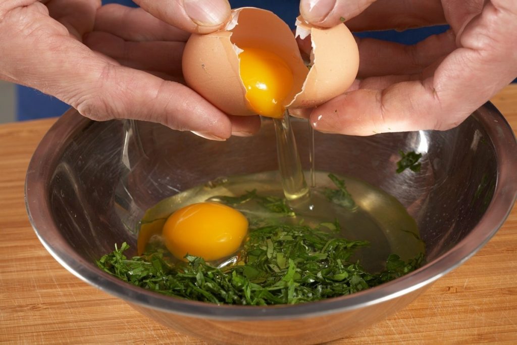 Ouă amestecate cu pătrunjel verde pentru omletă