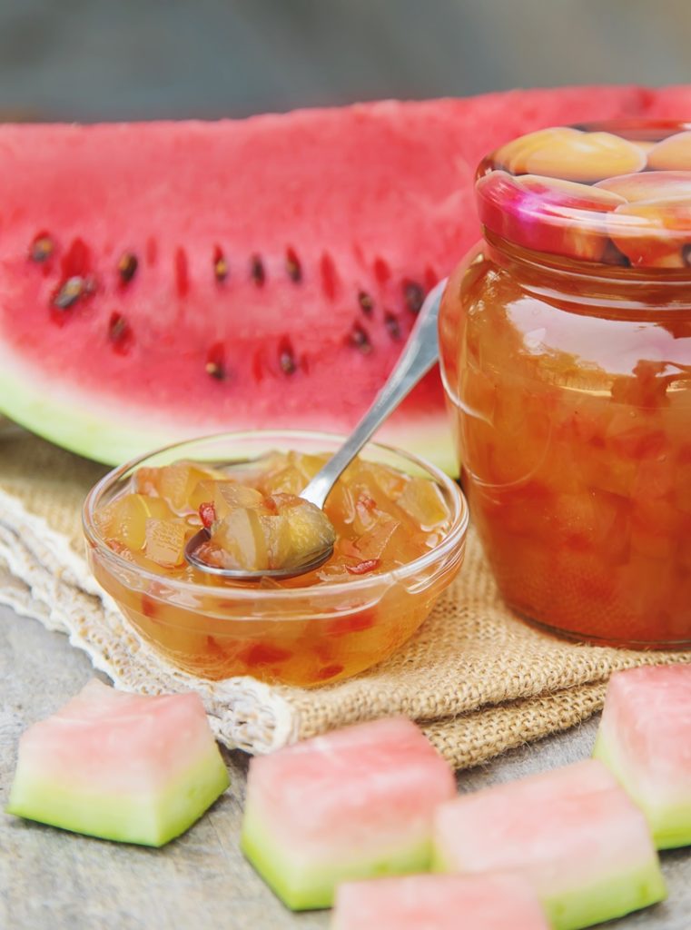 Dulceață din coji de pepene roșu în borcan și în bol cu linguriță alături de o felie de pepene / Shutterstock
