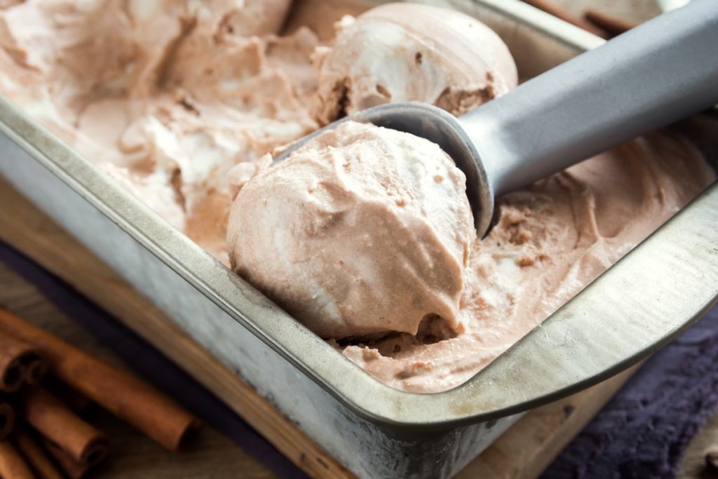 Caserolă cu înghețată de cafea cu scorțișoară și lingură de porționat înghețata