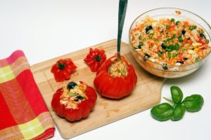 Pasul de umplere a roșiilor cu salata de ton cu orez și legume