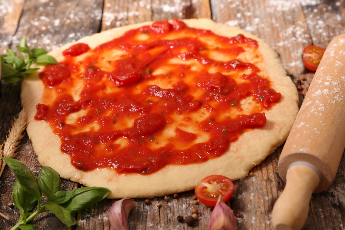 Aluat de pizza cu sos de roșii