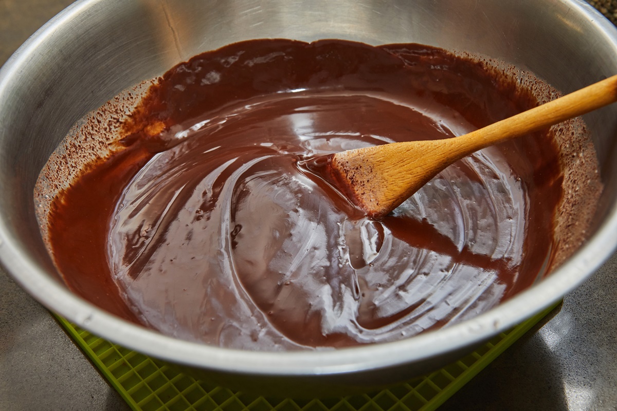 Cremă ganache de ciocolată în cratiță cu lingură de lemn