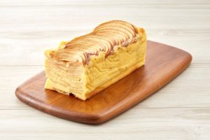 Prăjitura invizibilă cu mere pe un tocător de lemn