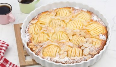 Prăjitură cu mere evantai și fulgi de migdale înainte in formă de tartă albă, după coacere