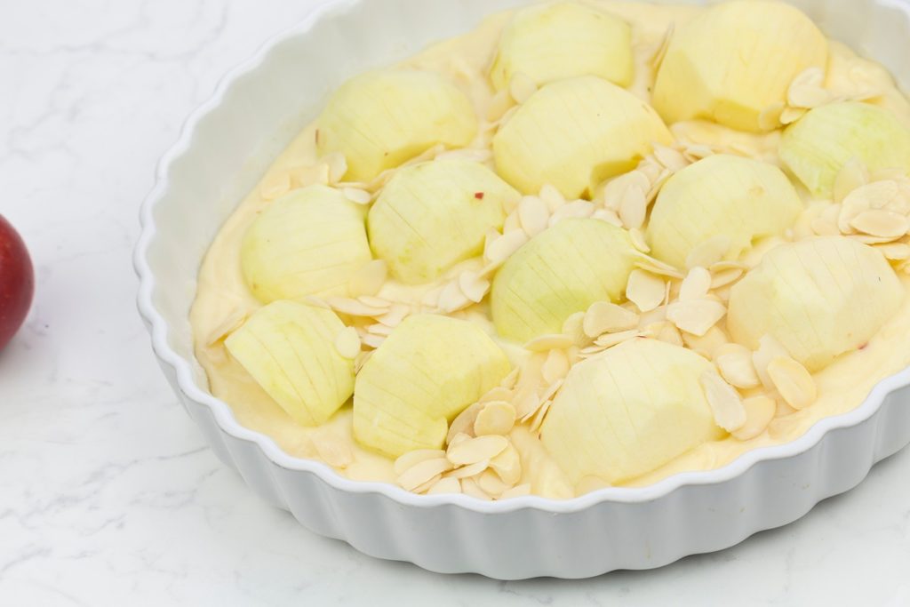 Prăjitură cu mere evantai și fulgi de migdale înainte in formă de tartă albă, de coacere