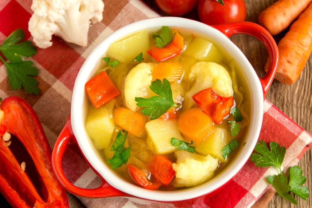 Supă de conopidă cu multe legume în bol de servire