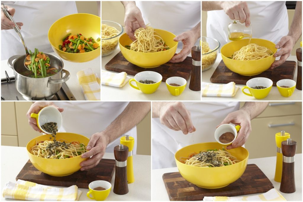 Colaj de poze cu pașii de preparare a spaghetelor și legumelor pentru budincă