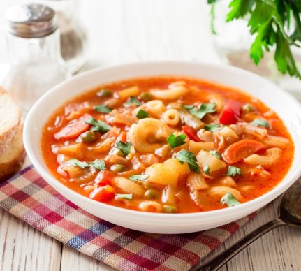 Bol cu supă italiană de legume cu paste