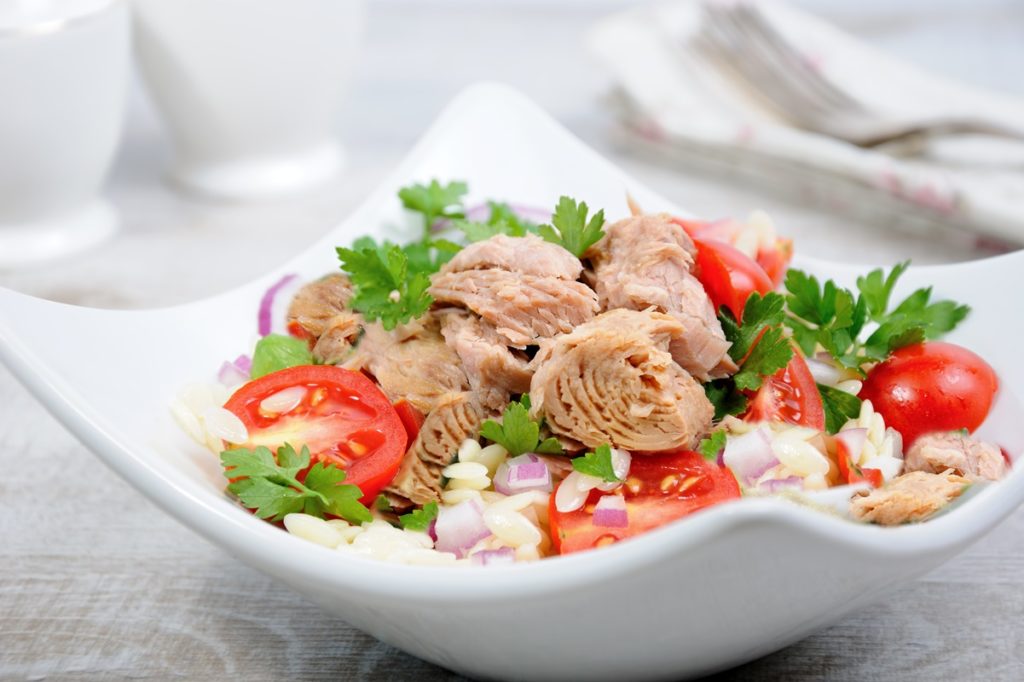 Salată de ton cu legume în bol alb