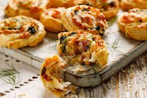 Melcișori din foietaj pe un platou de lemn