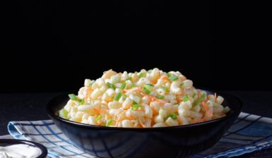 Salată de paste cu morcovi și țelină apio în bol negru