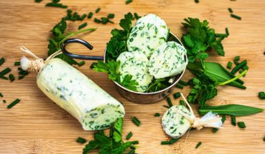 Rulou și rondele de unt aromat cu leurdă, pătrunjel și ceapă verde