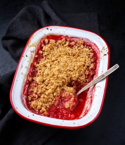 Crumble cu fructe în vas cu lingură