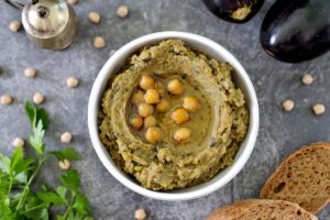 Hummus cu vinete coapte în bol