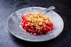 Porție de crumble cu rubarbă și căpșuni