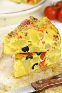 Două porții de tortilla de patatas sau omletă spaniolă cu cartofi