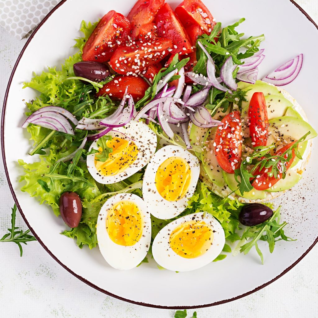 Salată de roșii cu avocado și ouă fierte, ceapă roșie, măsline, salată verde și rucola