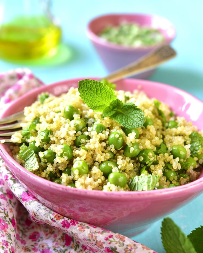Salată de quinoa cu mazăre și mentă în bol de servire
