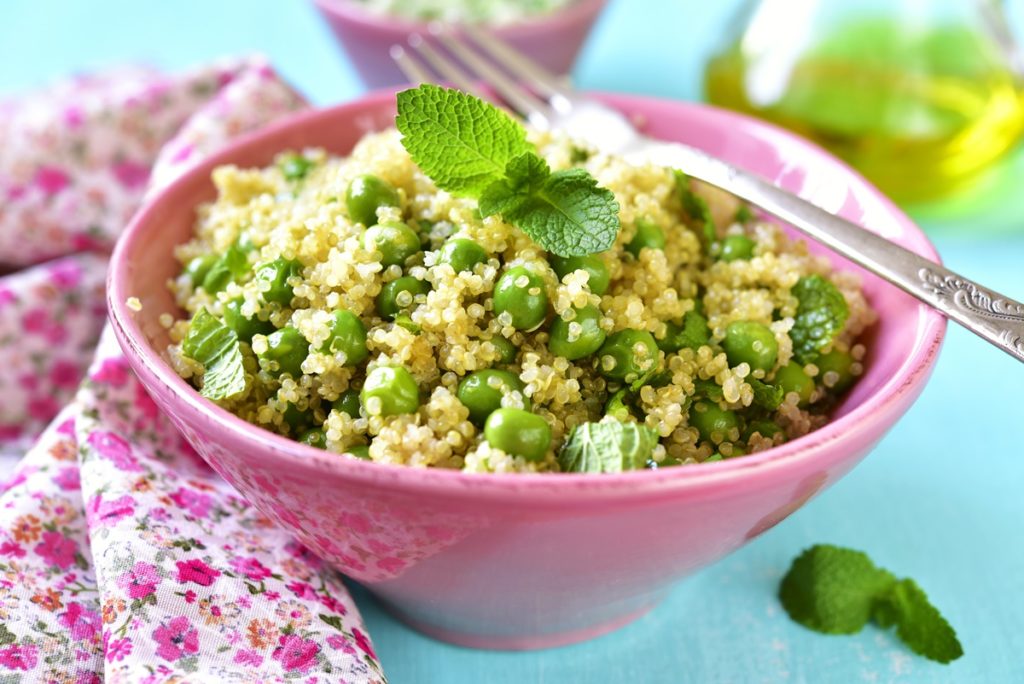 Salată de quinoa cu mazăre și mentă în bol cu furculiță