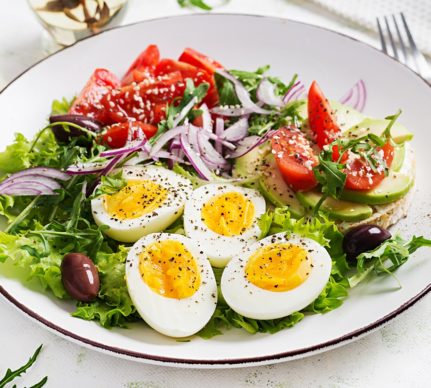 Salată de roșii cu avocado și ouă fierte